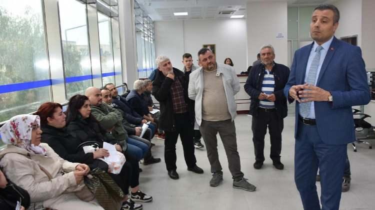 <p>Bu verilere göre aktif / pasif oranı 2,01’den 1,66’ya geriledi. Ancak, aktif çalışan sayısının içinde stajyer, çırak, kursiyer gibi prim ödemeyen kişiler de bulunuyor. Zorunlu sigortalı çalışan sayısı 2022’de 23 milyon 741 bin kişi iken 2023 yılında 1,7 milyon azalarak 23 milyon 21 bin kişiye geriledi.</p>

<p> </p>
