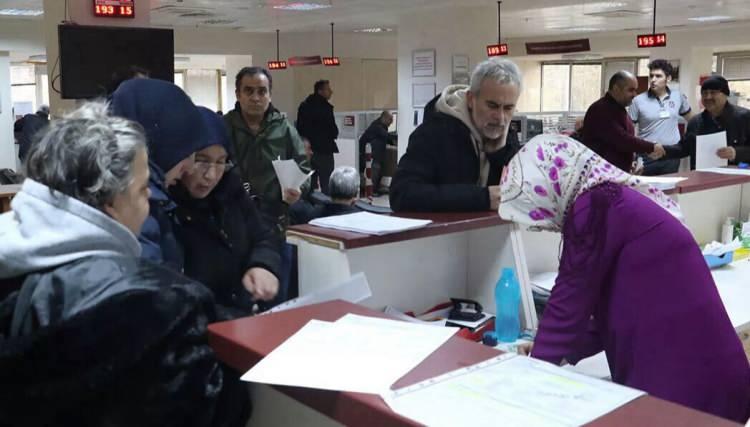 <p>Amasya, Artvin, Aydın, Burdur, Çanakkale, Çorum, Edirne, Kırklareli, Ordu, Rize, Yozgat ve Karabük illerinde ise aktif / pasi oranı 1,1 ile 1 arasında değişiyor. Bu iller de yakın zamanda emekli sayısı aktif sigortalı sayısının üzerine çıkmaya aday görünüyor.</p>

<p> </p>
