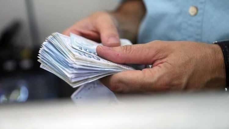 <p>Kadın ve erkeklerin ortalama yaşı ise 4 yıl azalarak 53’ten 49’a geriledi. SGK’dan yaşlılık aylığı almakta olan SSK’lıların ortalama yaşı 2022 yılında erkeklerde 63, kadınlarda 62 ve toplamda 62 idi. 2023 yılında ise yaşlılık aylığı almakta olan SSK’lıların ortalama yaşı kadın ve erkeklerde 60’a düştü. </p>
