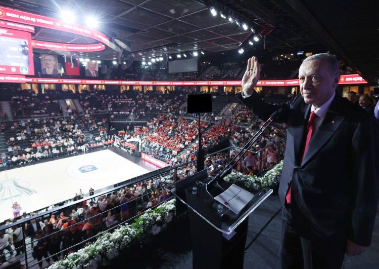 <p>Zeytinburnu'nda yaklaşık 70 dönüm arazide inşa edilen Basketbol Gelişim Merkezi, kapılarını Fenerbahçe Beko ile Anadolu Efes arasında oynanan 37. Erkekler Cumhurbaşkanlığı Kupası müsabakasıyla açtı.</p>
