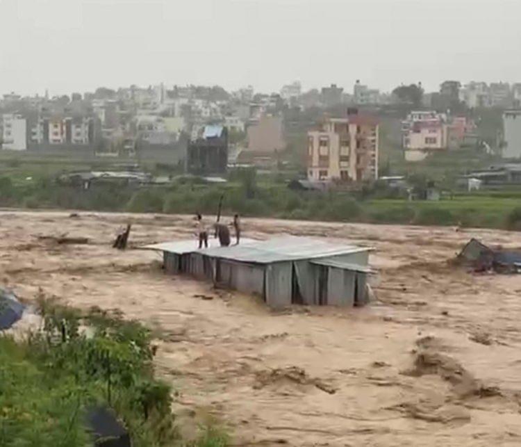 <p>Güney Asya ülkesi Nepal'in başkenti Katmandu ve çevresindeki kentlerde şiddetli yağışların neden olduğu sel ve toprak kaymalarında 100 kişi öldü.</p>
