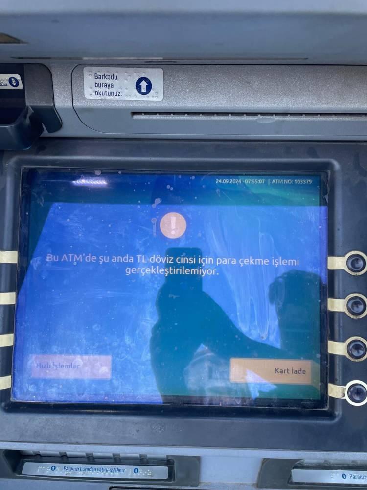 <p>Bazı banka ATM’lerinde “Şu anda hizmet veremiyoruz” notu yazarken, bir başkasında “Sadece döviz çekmeye” izin veriyor.</p>
