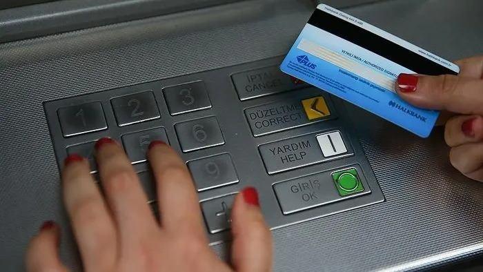 <p>Öte yandan istisnasız tüm bankaların ATM’leri haftada birkaç gün para çekimine kapalı olması durumuna karşı para yatırma ve diğer işlemleri yapıyor.</p>
