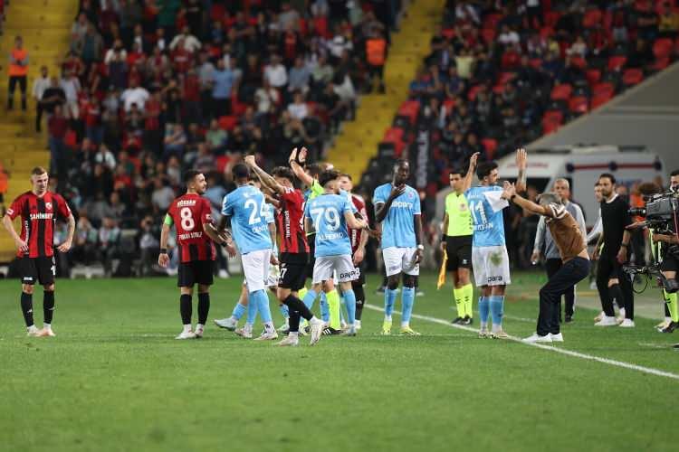 <p> Trabzonspor, Gaziantep FK karşılaşmasının ilk 45 dakikasındaki 4 şutunda da isabet bulamadı. Buna karşın bordo-mavili takımda performansıyla öne çıkan isim defans oyuncusu Malheiro oldu. Genç oyuncu, Gaziantep FK maçında 7 top kaparak bu sezon bir Süper Lig maçında en yüksek sayıya ulaşan oyuncu oldu.</p>
