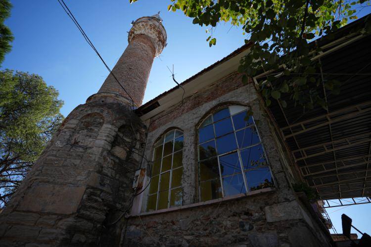 <p>En üzen konu da içerisinde 2 tane cami oluşu. Birisi yaklaşık 800 yıllık mazisi olan bir cami. Bir diğeri de Payamlı Camimiz. Maalesef üzüntü içindeyiz bu konuda. Geçmişte 1930-40'lı yıllarda tek partili dönemde yaşandı bunlar. Hatta Sayın Cumhurbaşkanımızın da ifadesiyle ahıra çevrilmesi, satılması konusu gündeme gelmişti. Maalesef aynı zihniyetin şu an devam ettiğini görüyoruz. Üzülerek söylüyoruz bunun düzeltilmesi lazım."</p>
