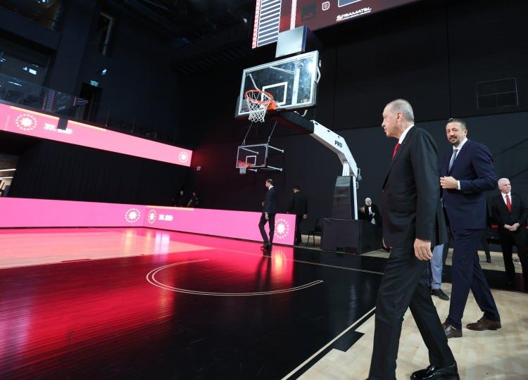 <p>Türkoğlu: "Türk basketbolunun geleceğini şekillendirecek"</p>

<p>TBF Başkanı Hidayet Türkoğlu, Basketbol Gelişim Merkezi'nin Türk basketbolunun geleceğini şekillendireceğini dile getirdi.</p>

<p>Türkiye Yüzyılı'na yakışır bir tesis inşa ettiklerini aktaran Türkoğlu, şöyle konuştu:</p>
