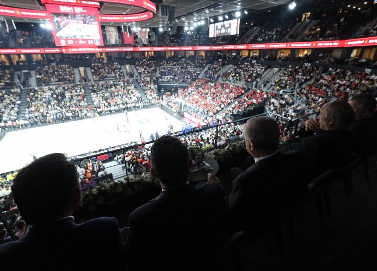 <p>Dünyanın sayılı basketbol üslerinden biri olmaya aday BGM, 15 bin metrekarelik yeşil alanı, güneş panellerinden enerji üretme teknolojisiyle de çevre dostu bir tesis olma özelliği taşıyor.</p>
