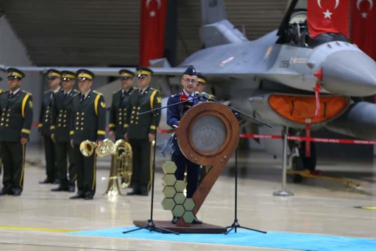 <p>Eskişehir Muharip Hava Kuvveti Komutanı Hava Orgeneral İsmail Güneykaya, Hava Kuvvetleri Personel Başkanı Hava Tuğgeneral Serhat Mehmet Orus ve Balıkesir 9'uncu Ana Jet Üs Komutanı Hava Pilot Tuğgeneral Cenk Al'ın diğer mezunlara belgelerini vermesiyle devam eden program, hatıra fotoğrafı çektirilmesiyle sona erdi.</p>
