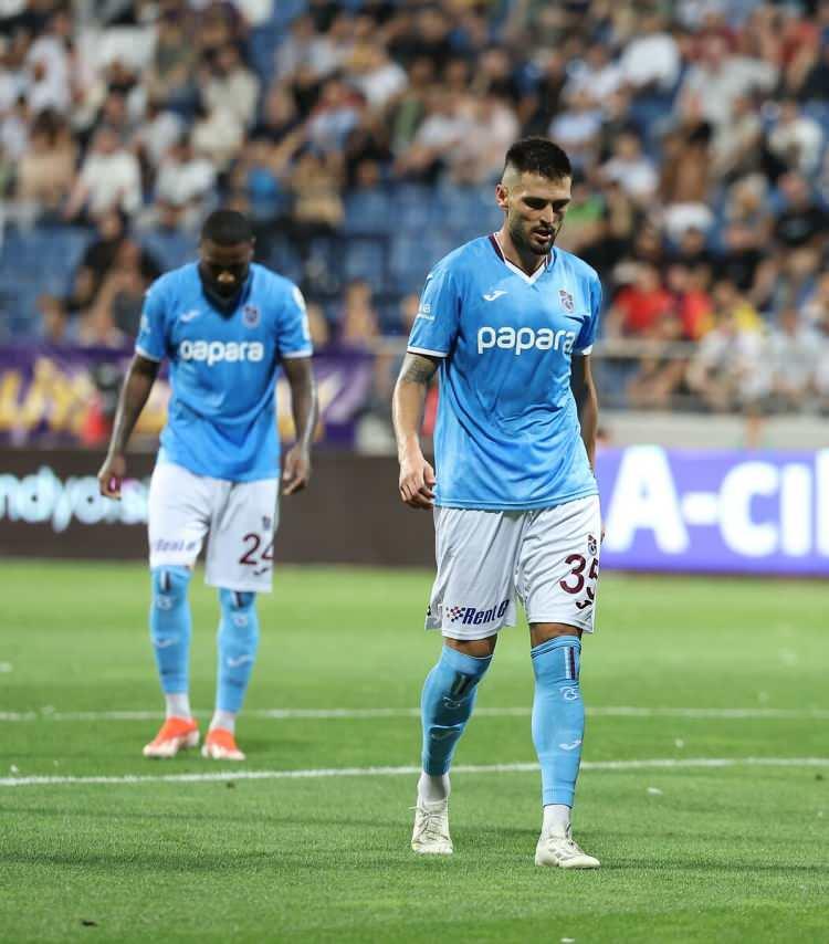 <p>Bordo-mavili takım, 1 haftasını bay geçtiği Süper Lig’de 6 hafta sonunda 5 maçta 5 puan toplayarak 14’üncü sırada yer aldı. Trabzonspor 3 puana hasret kalırken adeta beraberliğe abone oldu.</p>
