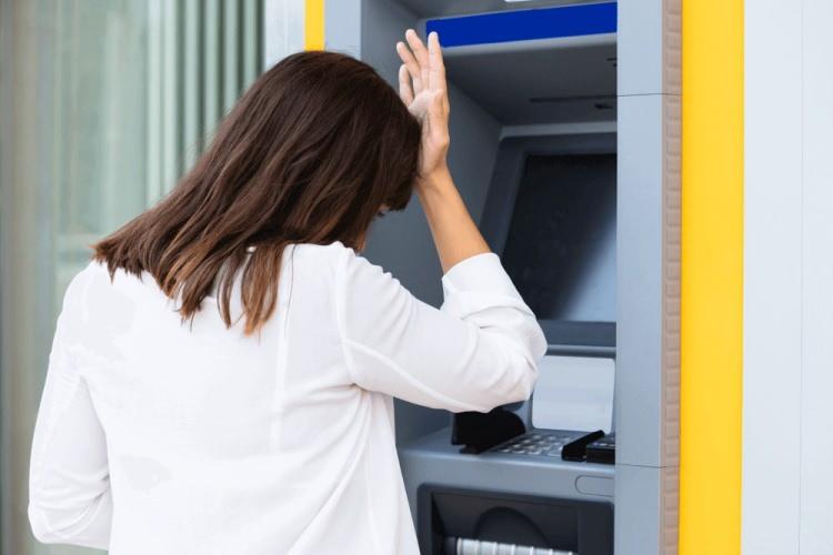 <p>ATM, İngilizce (Automated teller machine) kelimelerinin kısaltması olarak bilinir ve otomatik para çekme, EFT, havale gibi hizmetler de verir.</p>
