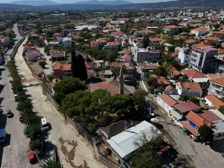 <p>Taşınmazların arasında kamu binalarının bulunmasına tepki gösteren AK Parti Seferihisar İlçe Başkanı Serdar Kısaağa, cami ve okulların satılmak istendiğini öne sürdü.</p>
