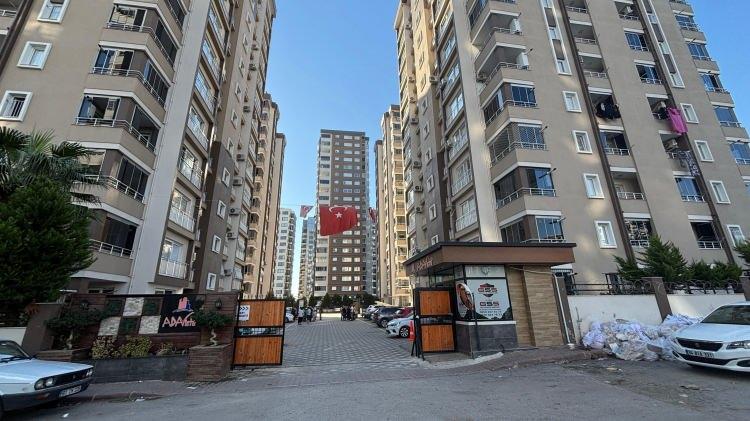 <p> 29 Kasım 2019 tarihinde Adana'nın Seyhan ilçesine bağlı 2000 Evler Mahallesi'ndeki bir sitede akıllara durgunluk veren bir olay yaşandı. </p>

<p> </p>

<p> </p>
