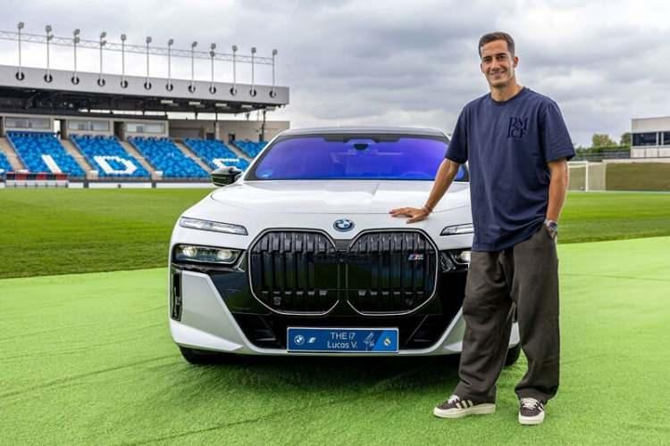 <p><span style="color:#800000"><em><strong>İŞTE REAL MADRID YILDIZLARI VE SEÇTİĞİ ARAÇLAR:</strong></em></span></p>

<p><strong>LUCAS VÁZQUEZ: BMW i7 M70 xDrive<em> <span style="color:#FF0000">(659 HP, 186.650 Euro).</span></em></strong></p>

<p> </p>
