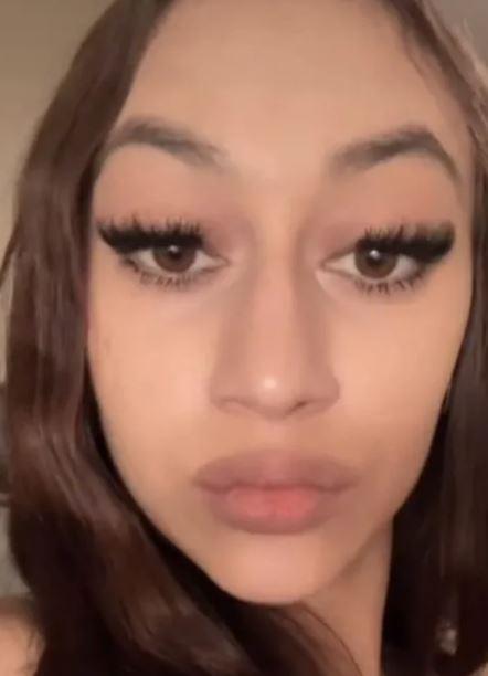 <p>Fakat aşıların yapılmasına izin verdikten yaklaşık 10 dakika sonra endişe verici belirtiler yaşamaya başladığını aktaran Alexis Lorenze, aşıların ardından her iki gözünde de aynı anda görüşünün karardığını, bir anda çenesinin kilitlendiğini ve kusmaya başladığını belirtti.</p>
