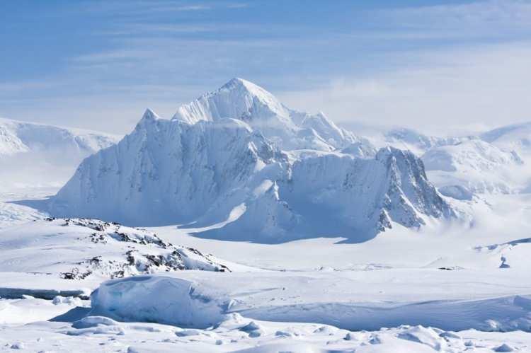 <p>Erebus Dağı, Antarktika’nın en yüksek yanardağı olarak biliniyor.</p>
