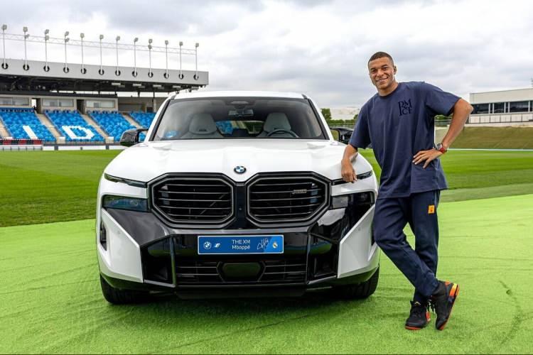 <p><strong>KYLIAN MBAPPÉ: BMW XM <span style="color:#FF0000"><em>(653 HP, 179.900 Euro).</em></span></strong></p>

<p> </p>
