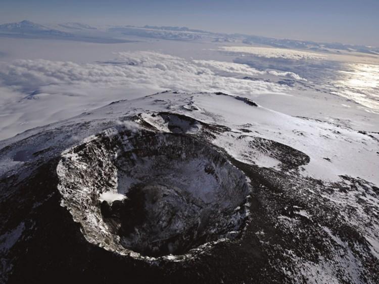 <p>New Mexico Madencilik ve Teknoloji Enstitüsü'nden Philip Kyle, altın oluşumunun Erebus'un sakin yapısı sayesinde diğer aktif volkanlara kıyasla gerçekleştiğini belirtti.</p>
