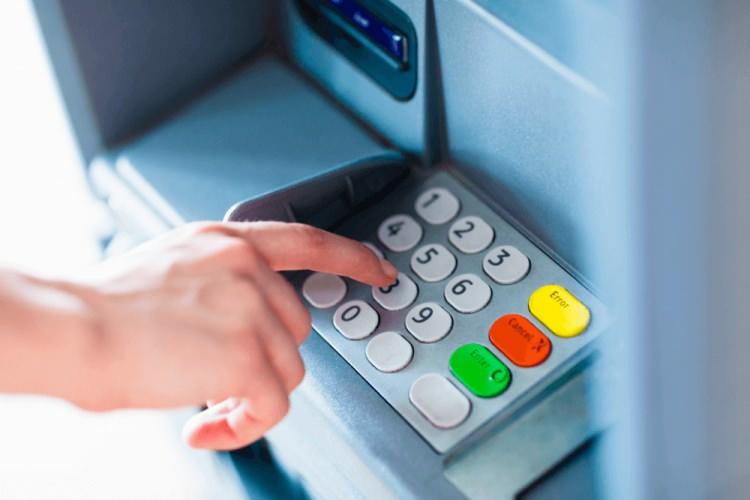<p>Yeni düzenleme kapsamında, şifreleri bu yasaklı kombinasyonlardan biri olan müşteriler, ATM'de ilk işlem sırasında şifrelerini değiştirmeye yönlendirilecek.</p>

<p> </p>

<p> </p>
