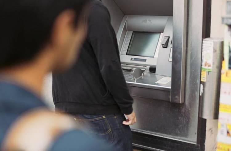 <p>Kart alışverişlerinde hem tüketiciden hem de esnaftan komisyon alan bankaların ATM’den bilinçli olarak para vermediği ve tüketicileri karta yönlendirdiği savunuluyor.</p>