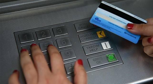 <p>Teknolojiyi elinde bulunduran insanlığı kontrol ediyor. Para da burada en önemli araç. Nakitsiz toplum sayesinde güç belli kesimlerin eline geçecek” açıklamasında bulundu.</p>
