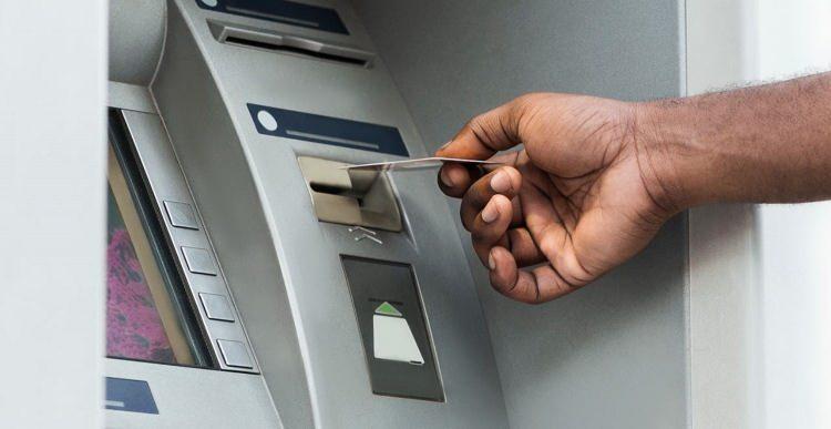 <p>Ancak kişinin aynı ATM üzerinden 2 veya daha fazla gün para çekememesi kabul edilebilir bir durum değil.</p>
