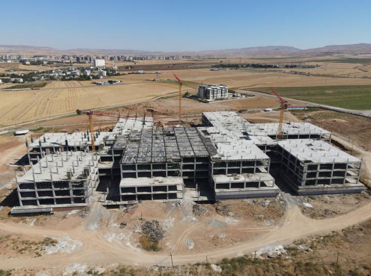 <p>Batman'da geçen yıl şubat ayında yapımına başlanan ve inşaatın yüzde 42'si tamamlanan 500 yataklı Batman Devlet Hastanesi, kentin yanı sıra Siirt, Mardin, Bitlis gibi çevre illerden gelen hastalara da hizmet verecek.</p>

<p> </p>
