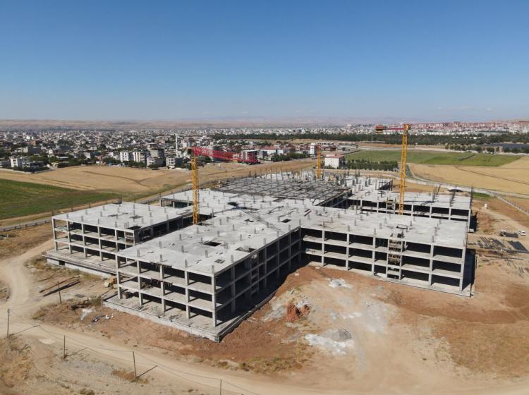 <p>Kentin özellikle doğum hızında Türkiye'de 7-8'inci sırada olduğunu kaydeden Canpolat, şöyle devam etti:</p>

<p><strong>"Hali hazırda 810 yataklı Eğitim ve Araştırma Hastanemiz var. Bu hastanemiz kentin kuzeyinde bulunmakta, kuzeydeki ve orta kesimdeki mahallelere hitap etmekte. 500 yataklı Devlet Hastanemizin, başta güneyde bulunan mahallelere ve özellikle civar illerden gelen hastalar için kavşak noktasında olması itibarıyla da çok önemli bir bölge hastanesi statüsünde olmasını planlıyoruz."</strong></p>

<p> </p>
