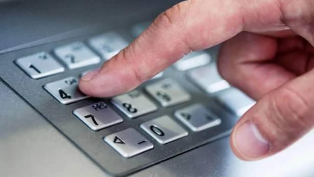 <p>Yeni düzenlemeye göre artık; tahmin edilmesi kolay şifreler, yakın zamanda ATM'lerde kullanılamaz hale gelecek.</p>