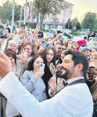 <p><strong>Özçivit, Rusya'da insanların yoğun ilgisiyle karşılaştı.</strong></p>

<p> </p>
