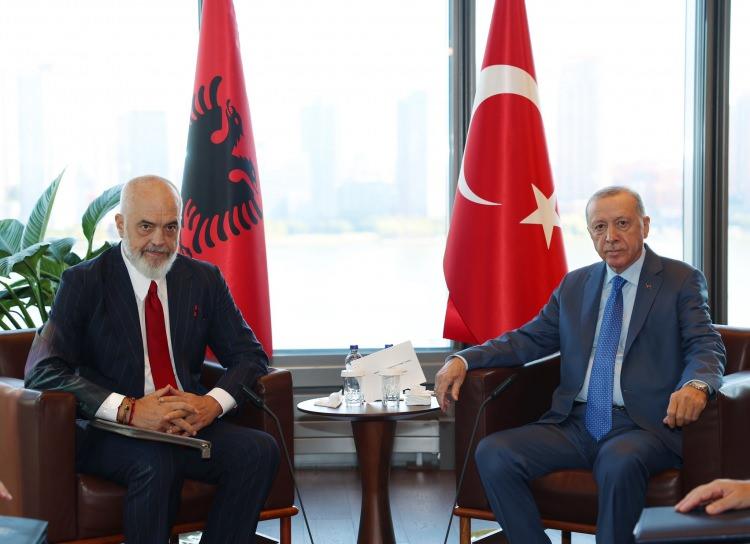 <p>Cumhurbaşkanı Recep Tayyip Erdoğan'ın, ABD'deki kritik görüşmeleri de başladı.</p>

<p>Erdoğan ilk olarak, Arnavutluk Başbakanı Edi Rama’yı Türkevi’nde kabul etti.</p>

<p>İkili arasında önemli konular ele alındı.</p>
