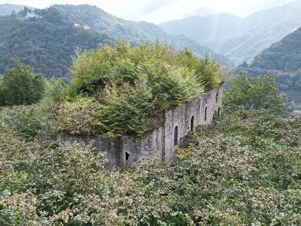 <p><span style="color:#000000"><strong>Trabzon'un Sürmene ilçesine bağlı Dirlik Mahallesi ve çevresinde yer alan tarihi kiliseler definecilerin hedefi haline geldi.</strong></span></p>