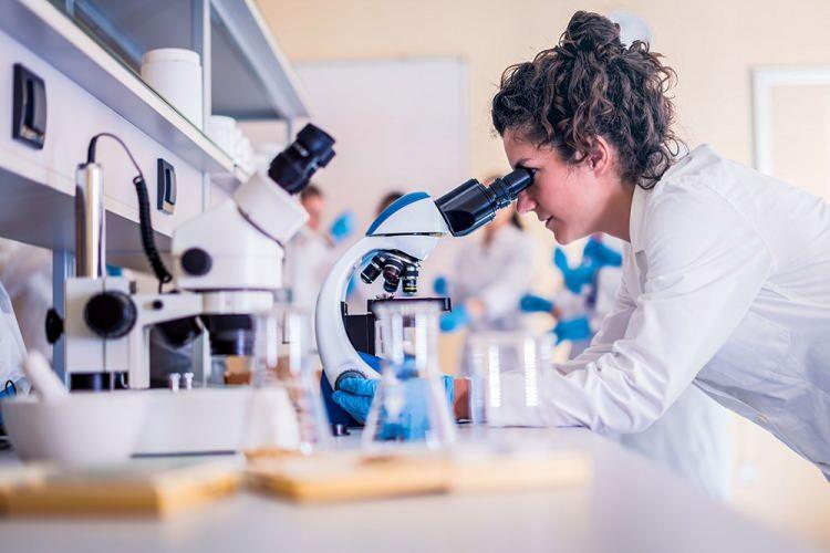 <p><strong>Antibiyotiğe karşı en çok direnç geliştiren bakteri ise MRSA olarak da bilinen Staphylococcus aureus olduğu, bu enfeksiyon sebebiyle gerçekleşen ölümlerin 1991 ve 2021 yılları arasında 2 kattan fazla artarak 130 bini aştığı ifade ediliyor.</strong></p>