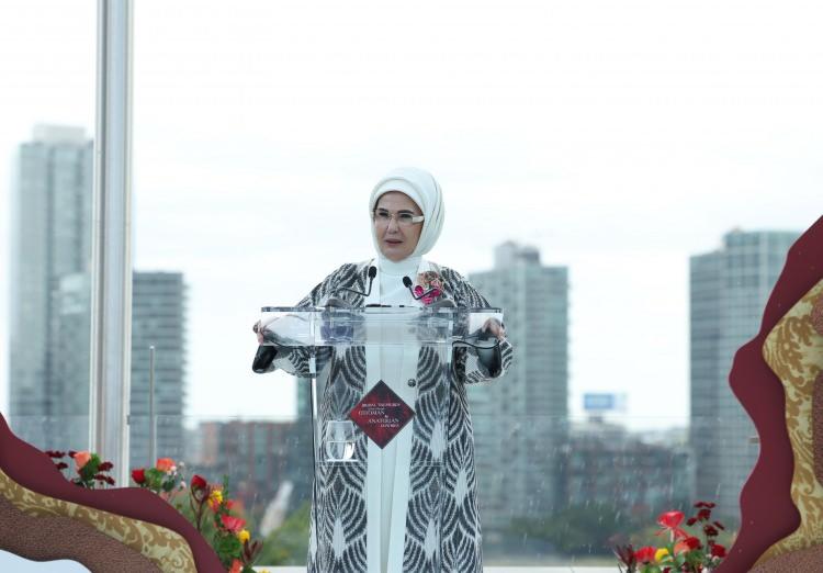 <p><strong><span style="color:rgb(178, 34, 34)">DEVLET BAŞKANI EŞLERİ SERGİYİ İLGİYLE İNCELEDİ</span></strong></p>