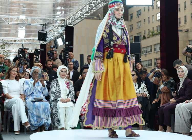 <p>Emine Erdoğan'ın, tek tek karşıladığı devlet başkanı eşlerine geleneksel Türk kahvesi ve şerbet ikramında bulunulduktan sonra sergi alanı gezildi.</p>
