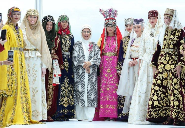 <p>Emine Erdoğan, çeyizin gelinlik kızlar tarafından nasıl hazırlandığını, ürünlere işledikleri motiflerin her birinin anlamı olduğunu ve el emeği ürünlerin gelecek kuşaklara bırakılmasının kıymetini, birebir ilgilendiği konuklarına anlattı.</p>
