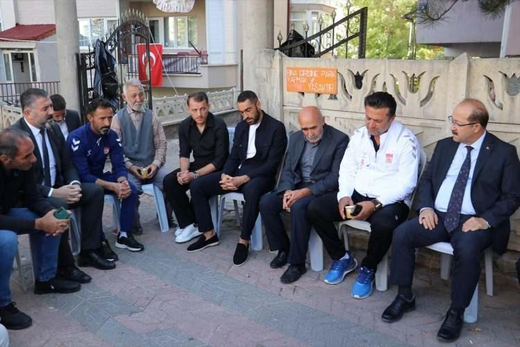 <p>Çok üzgün olduğunu dile getiren Yılmaz, "Sözün bittiği yerdeyiz. İlk haberi aldığımdan bu zamana kadar yaşadığım ve yaşadığımız şeyler çok zor. Tüm ülke arayarak, mesaj atarak destek oldu. Herkes dua ettiğini, ağladığını söyledi. Vatan sağ olsun." ifadelerini kullandı.</p>
<p> </p>