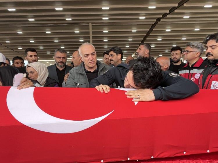 <p>"O konu benim için farklı bir boyut, o konuda pek bir şey diyemiyorum. Tüm ülke olduğu gibi ben de çok sinirliyim. Belki söylenecek çok söz var ama devletimizin gereğini yerine getireceğine inancım tam. Başka Şeyda'lar şehit olmasın, başka anaların, babaların, eşlerin, çocukların canı yanmasın. Devletimizden bunu diliyorum. Bu suç makinelerine karşı biraz daha dikkatli olunmasını talep ediyorum. Dediğim gibi ben yandım, başka ailelere ateş düşmesin."</p>