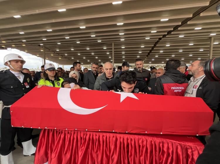 <p>Uygun, TFF Başkan Vekili Mecnun Otyakmaz'ı görüntülü olarak arayarak şehit Şeyda Yılmaz'ın babası Mehmet Yağlı ile görüştürdü. Otyakmaz ile aynı yerde bulunan Ulaştırma ve Altyapı Bakan Yardımcısı Osman Poyraz ile olimpiyat şampiyonu güreşçi Taha Akgül de şehidin babası Yağlı'ya baş sağlığı diledi.</p>
<p> </p>