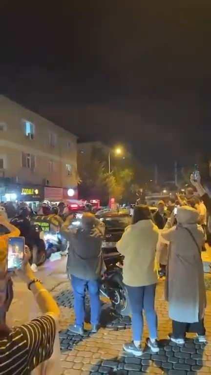 <p>OLAY</p>
<p> </p>
<p>İstanbul'da Dudullu Polis Merkezi'nde motosiklet hırsızlığıyla ilgili gözaltına alınan, hakkında 26 ayrı suç kaydı olduğu öğrenilen Yunus Emre Geçti polis merkezinden kaçmış, görevli polis memurları K.H.S. ile Şeyda Yılmaz şüpheliyi yakalamak için peşine düşmüştü.</p>