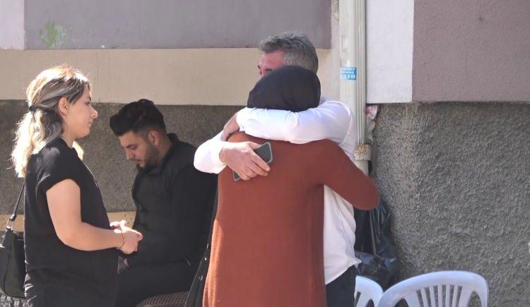 <p>Şüpheli Yunus Emre Geçti, kısa süreli kovalamaca sonucu yakalanmış ve bu sırada arbede çıkmıştı.</p>
<p> </p>
<p>Zanlının polisin silahını alarak ateş etmesi sonucu polis memuru Şeyda Yılmaz şehit olmuş, polis memuru K.H.S. ile şüphelinin annesi P.G. (43) yaralanmıştı.</p>
