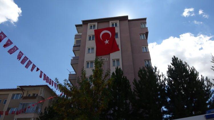<p>Net Global Sivasspor Teknik Direktörü Bülent Uygun, yardımcısı Osman Çakmak, takım kaptanları Uğur Çiftçi, Ziya Erdal ile Şehit Aileleri ve Gaziler Derneği Başkanı Fatih Deveci de aileyi yalnız bırakmayarak, acılarına ortak oldu.</p>

<p> </p>
