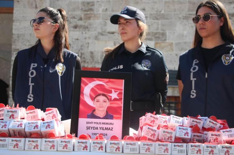 <p>Gözaltına alınan ve emniyetteki işlemlerinin ardından Anadolu Adalet Sarayı'na sevk edilen şüpheli, "kamu görevlisini görevinden dolayı kasten öldürme" suçundan tutuklanmıştı.</p>
<p> </p>