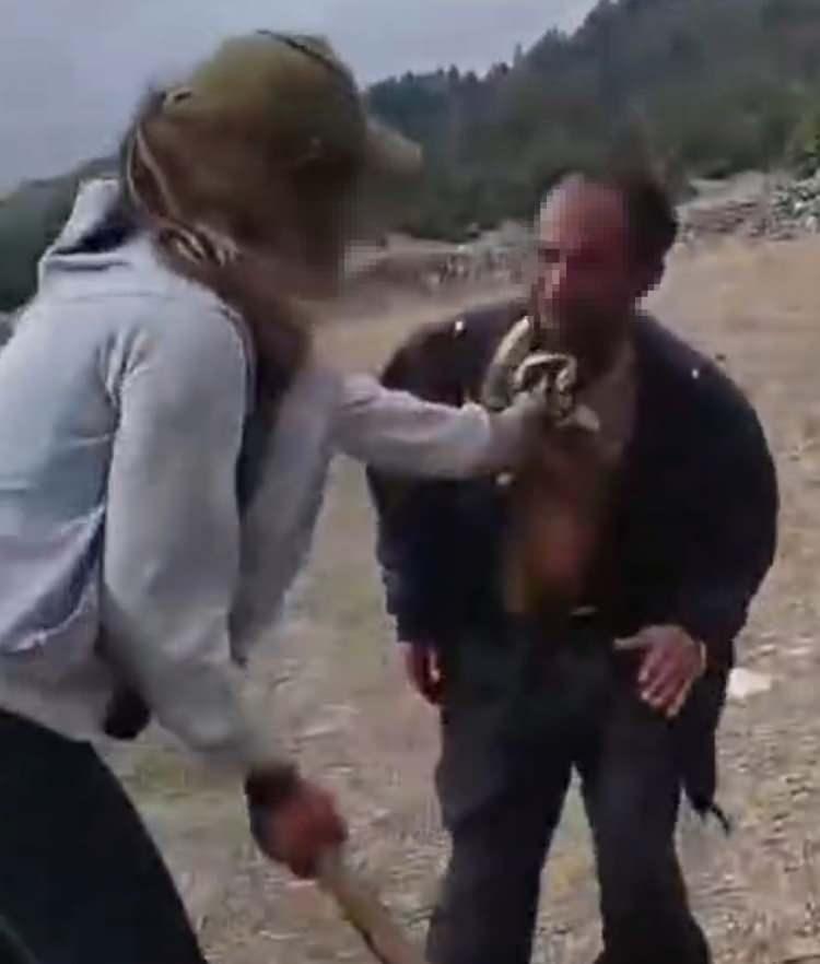 <p>Çoban ise bunu kabul etmeyince Seçil G. çobanı önce tokatla darbetti, daha sonra üzerine su attı.</p>