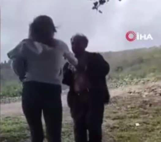 <p>Görüntünün sonuna doğru ise elinde sopa ile halay çekmeye başlayan kız, çobanı yakasından tutup kendisi ile halay çekmeye zorlayarak sopayla dövdü.</p>