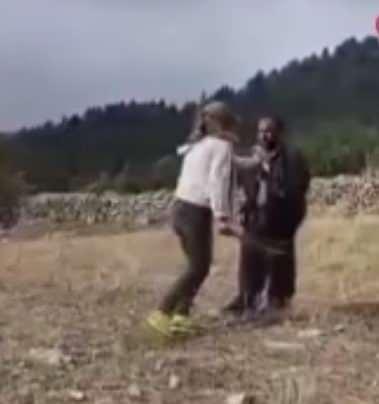 <p>Bir süre sonra da sopa ile çobana işkence yaptı. Seçil G.'nin çobana dakikalarca yaptığı işkenceyi kız arkadaşı da görüntüledi. </p>