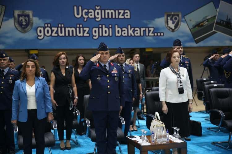 <p>Dönem birincisi kadın Pilot Üsteğmen Geyik de eğitimleri başarıyla tamamlamanın gururunu yaşadıklarını söyledi.</p>
