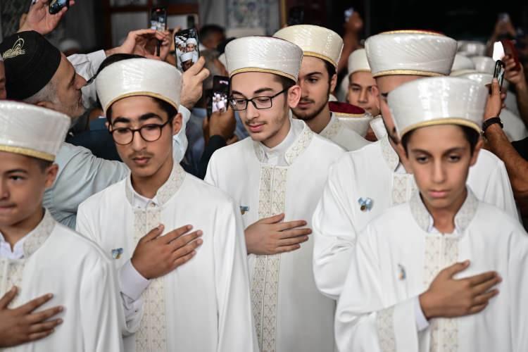 <p>Törene, İstanbul Vali Yardımcısı Mehmet Sülün, Merkez Valisi Abdulkadir Yazıcı, Bayrampaşa Kaymakamı Abdullah Çiftçi, İlçe Müftüsü Recep Eren, İLKSEÇ Vakfı Başkanı Ali Ulvi Uzunlar ile hafızların aileleri ve vatandaşlar katıldı.</p>
<p> </p>