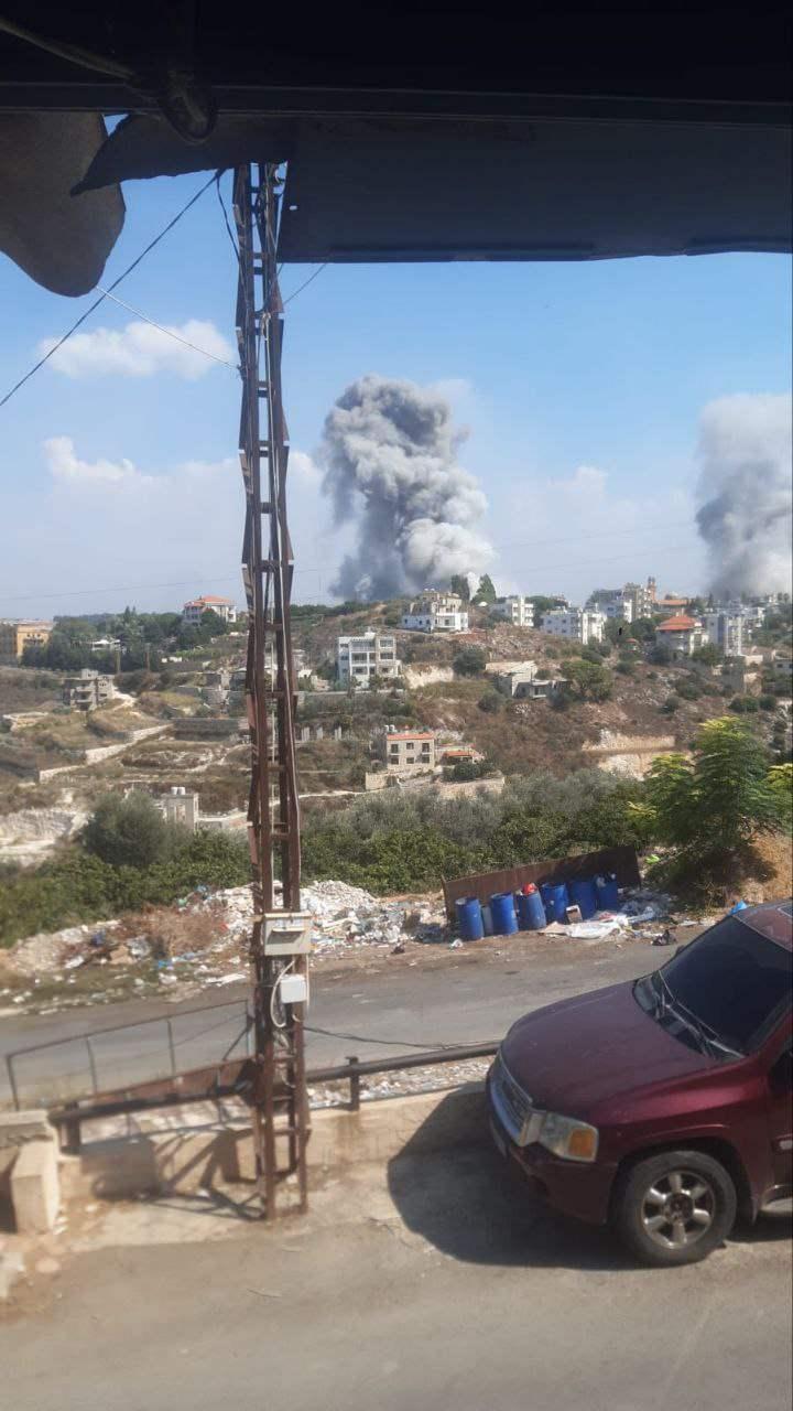 <p>Gallant X'te yaptığı açıklamada, <em><strong>“Bakana Hizbullah'ın tehditlerine ilişkin bir durum değerlendirmesi sunduk ve Hizbullah'ın İsrailli sivillere karşı saldırı düzenleme kabiliyetini azaltmaya yönelik IDF (İsrail Savunma Kuvvetleri) operasyonları hakkında bilgi verdik. Ayrıca daha geniş bölgesel durumu ve İran ile vekillerinin oluşturduğu tehditleri de ele aldık”</strong></em> ifadelerini kullandı.</p>