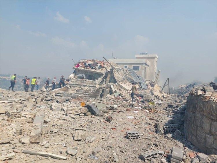 <p>İsrail ordusu sözcülerinden Avichay Adraee, Lübnan kasabalarında Hizbullah’ın silah sakladığını iddia ettiği evlere yönelik hava saldırılarının her an gerçekleşeceğini, buradaki sakinlerin derhal tahliye edilmesi gerektiğini söyledi.</p>
