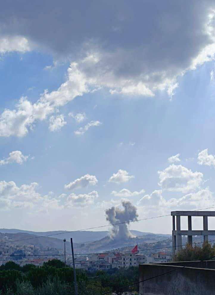 <p>İsrailli bakan, önümüzdeki birkaç gün sakin kalınması gerektiğini belirterek, sınır ötesinden yoğun ateş beklediğinin sinyalini verdi.</p>
<p>Lübnan Başbakanı Necip Mikati de saldırılara ilişkin bir açıklama yaptı. İsrail'in "yıkıcı planını" kınadığını söyleyen Mikati, saldırının "Lübnan köylerini ve kasabalarını yok etmeyi ve tüm yeşil alanları ortadan kaldırmayı amaçladığını" söyledi.</p>